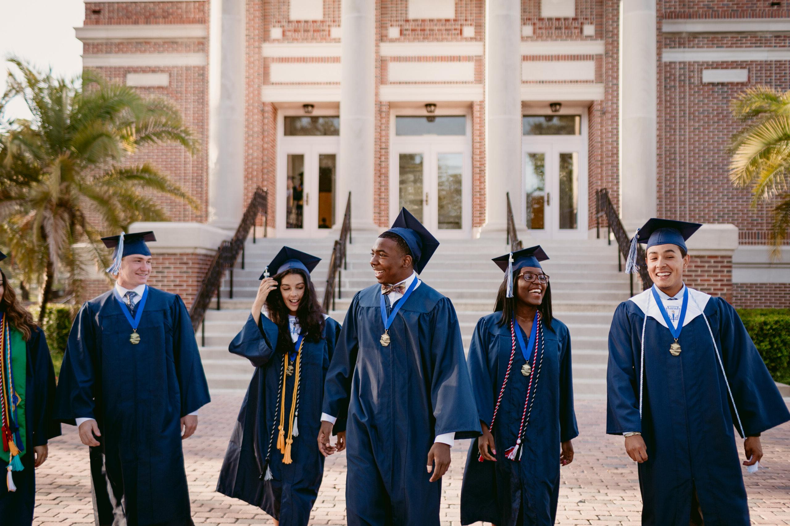 Photo of 澳门威尼斯人网上赌场 graduates outside of the 植物街澳门威尼斯人网上赌场